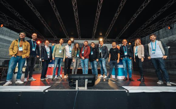 Startups, Mentorinnen und Mentoren und das Accelerator-Team auf der Demoday-Bühne