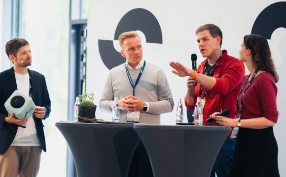 From left to right: Moderator Sebastian Köffer (Digital Hub münsterLAND) with the panelists Mike Verkouter (novel-t), Christian Arndt (High-Tech Gründerfonds) and Katharina Frie (e-capital)
