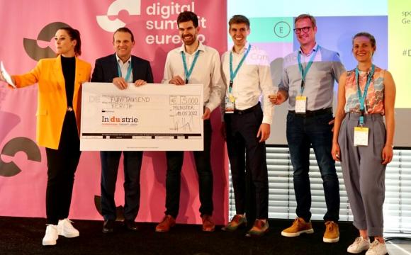 Die Jury übergibt das Preigeld an Startup-Wettbewerb Gewinnerteam von Kerith.